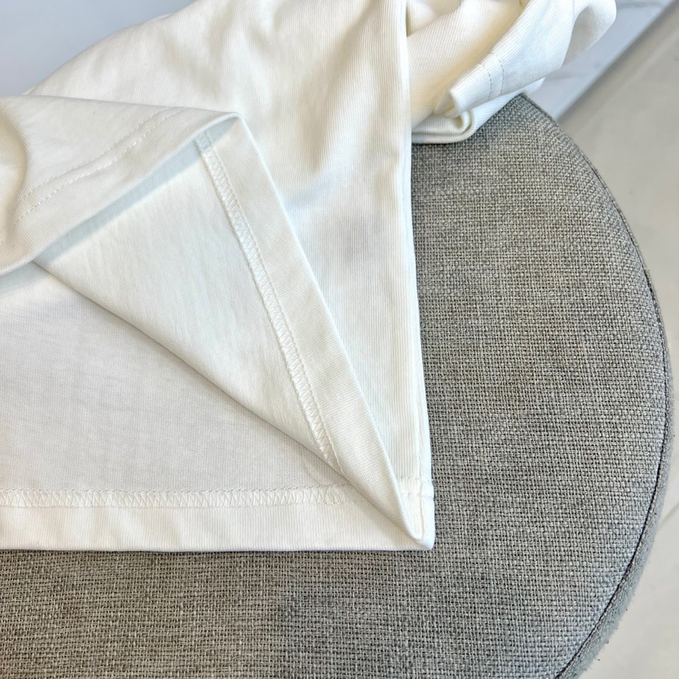 
1v2025春夏男士新款圆领短袖T恤。进口定织面料100%纯棉、面料手感丝滑柔软，透气亲肤性极佳，着身