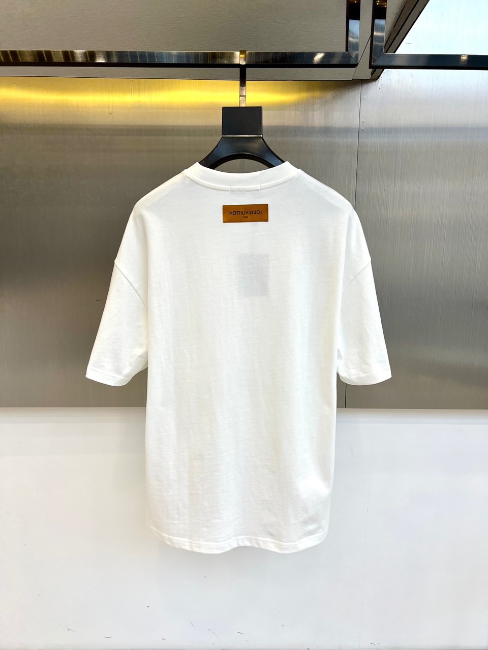 
1v2025春夏男士新款圆领短袖T恤。进口定织面料100%纯棉、面料手感丝滑柔软，透气亲肤性极佳，着身