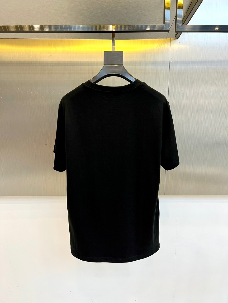 
芬迪、2025春夏男士新款圆领短袖T恤。进口定织面料100%纯棉、面料手感丝滑柔软，透气亲肤性极佳，着