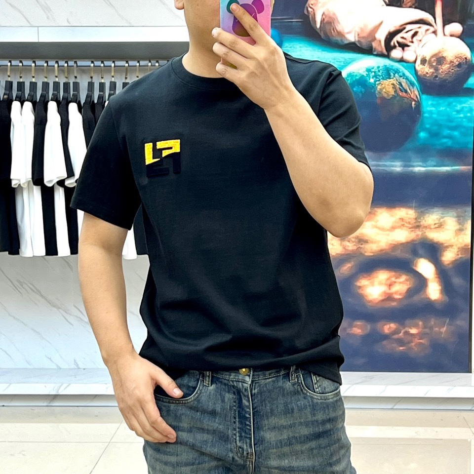 
芬迪、2025春夏男士新款圆领短袖T恤。进口定织面料100%纯棉、面料手感丝滑柔软，透气亲肤性极佳，着