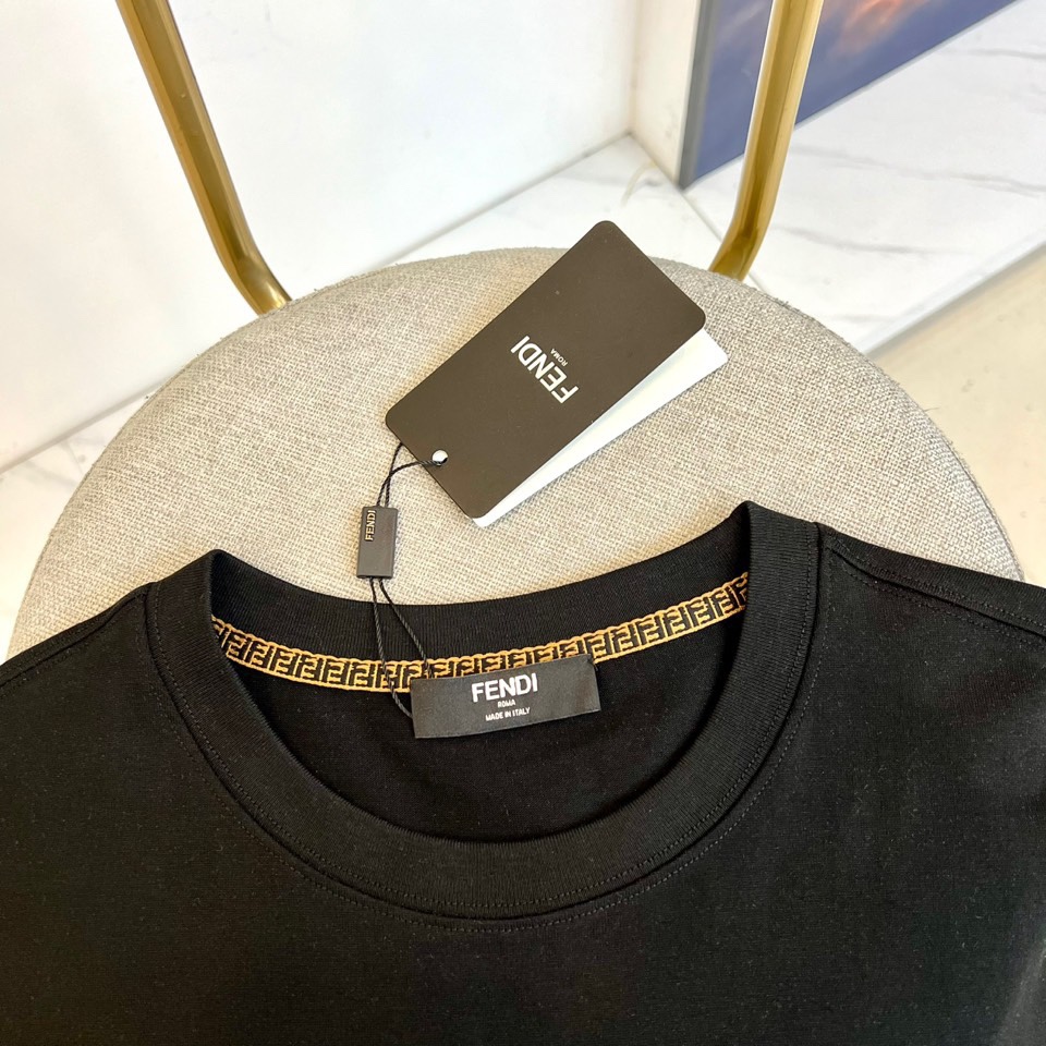 
芬迪、2025春夏男士新款圆领短袖T恤。进口定织面料100%纯棉、面料手感丝滑柔软，透气亲肤性极佳，着