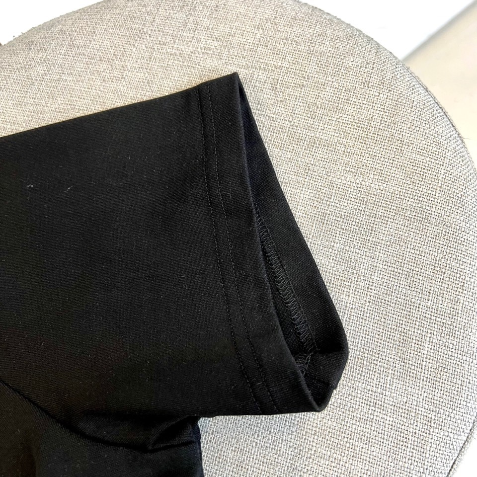 
芬迪、2025春夏男士新款圆领短袖T恤。进口定织面料100%纯棉、面料手感丝滑柔软，透气亲肤性极佳，着