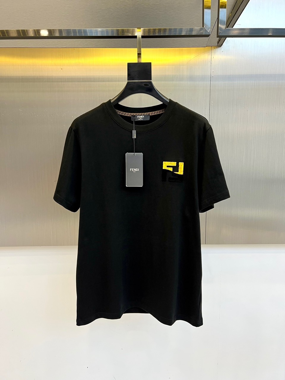 
芬迪、2025春夏男士新款圆领短袖T恤。进口定织面料100%纯棉、面料手感丝滑柔软，透气亲肤性极佳，着