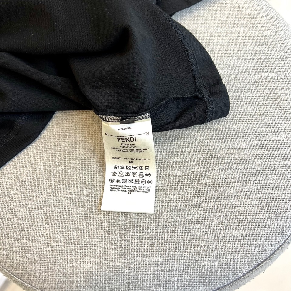 
芬迪、2025春夏男士新款圆领短袖T恤。进口定织面料100%纯棉、面料手感丝滑柔软，透气亲肤性极佳，着