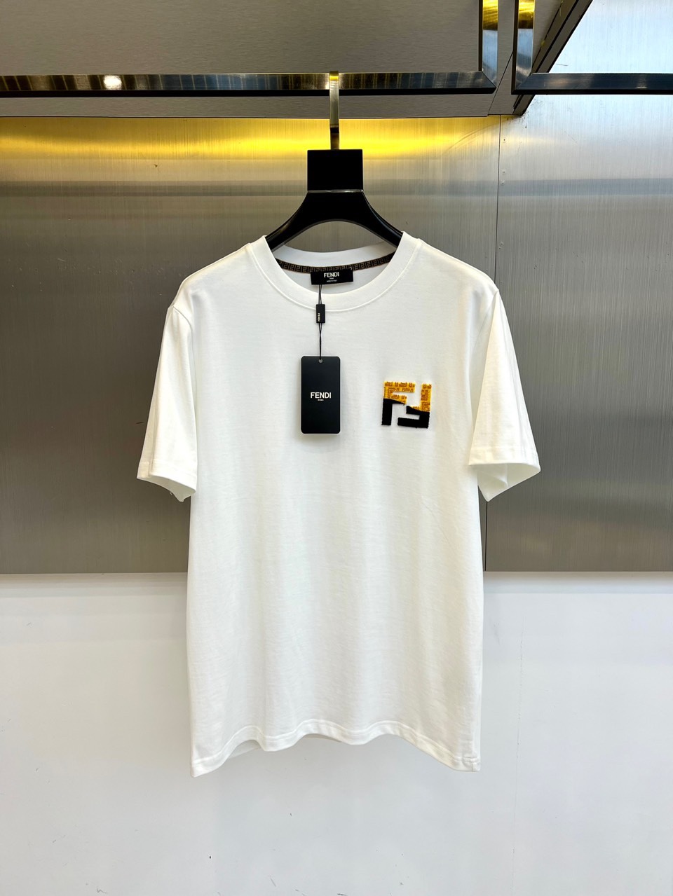 
芬迪、2025春夏男士新款圆领短袖T恤。进口定织面料100%纯棉、面料手感丝滑柔软，透气亲肤性极佳，着