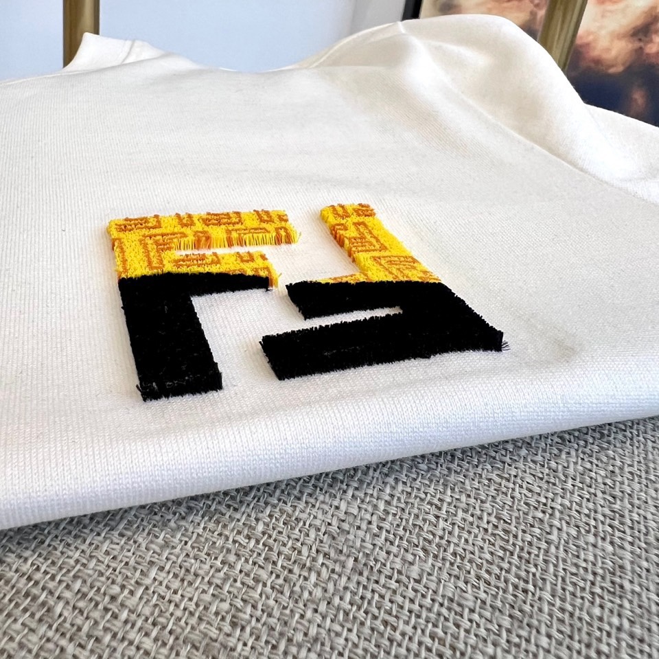 
芬迪、2025春夏男士新款圆领短袖T恤。进口定织面料100%纯棉、面料手感丝滑柔软，透气亲肤性极佳，着