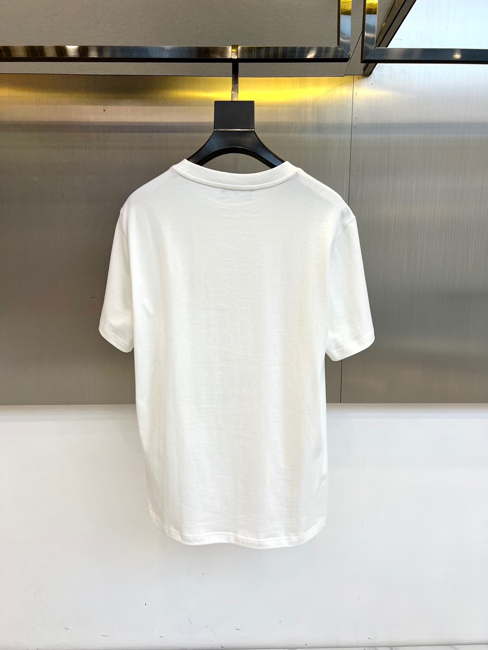 
芬迪、2025春夏男士新款圆领短袖T恤。进口定织面料100%纯棉、面料手感丝滑柔软，透气亲肤性极佳，着