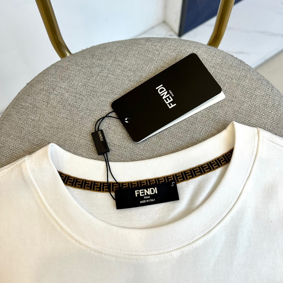 
芬迪、2025春夏男士新款圆领短袖T恤。进口定织面料100%纯棉、面料手感丝滑柔软，透气亲肤性极佳，着
