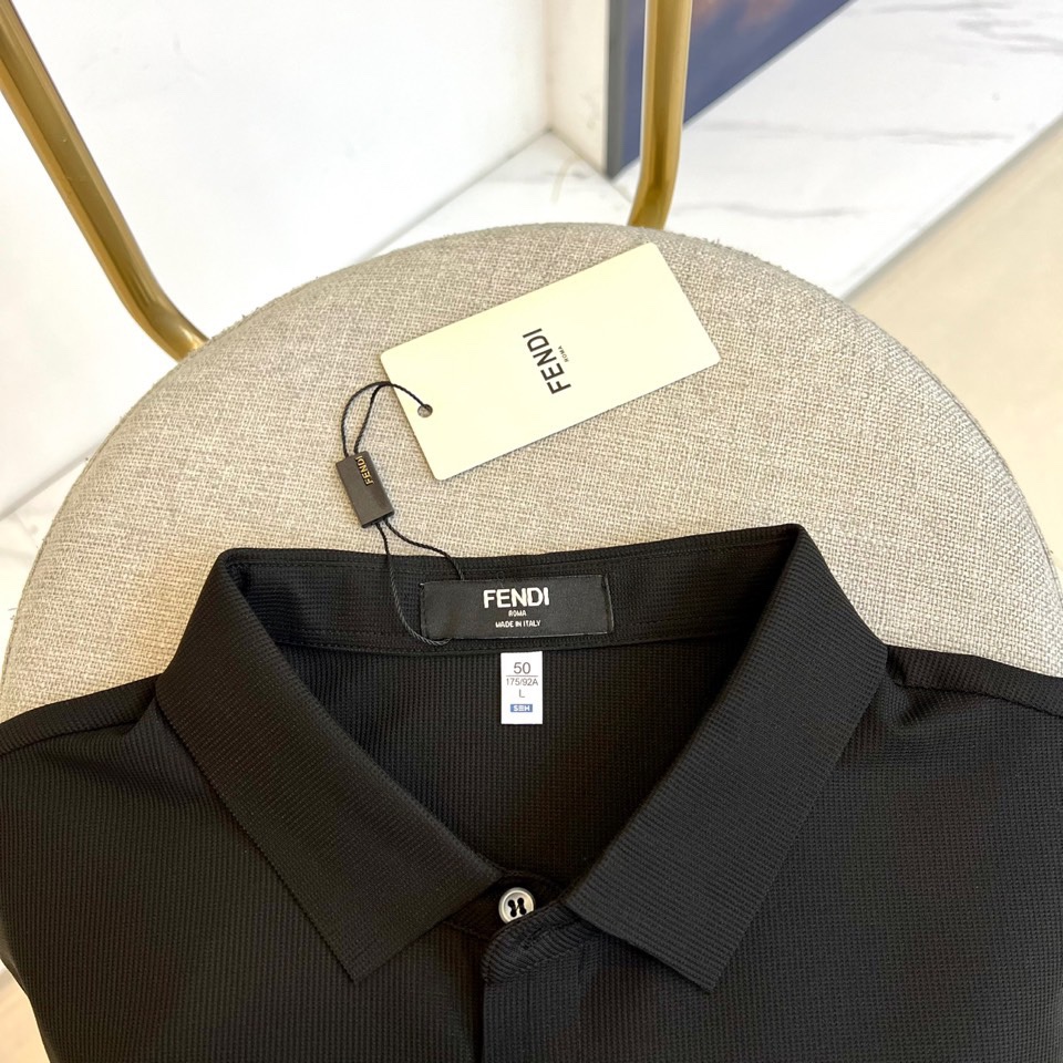 
芬迪、2025春夏新款男士翻领套头短袖针织衫修身休闲T恤。定制面料、透气舒爽、经过特殊浇洗工艺处理，手