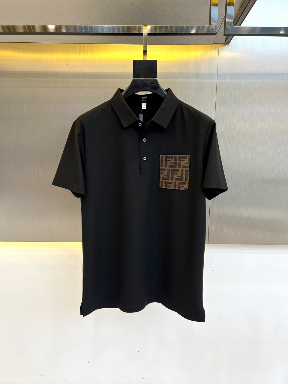 
芬迪、2025春夏新款男士翻领套头短袖针织衫修身休闲T恤。定制面料、透气舒爽、经过特殊浇洗工艺处理，手