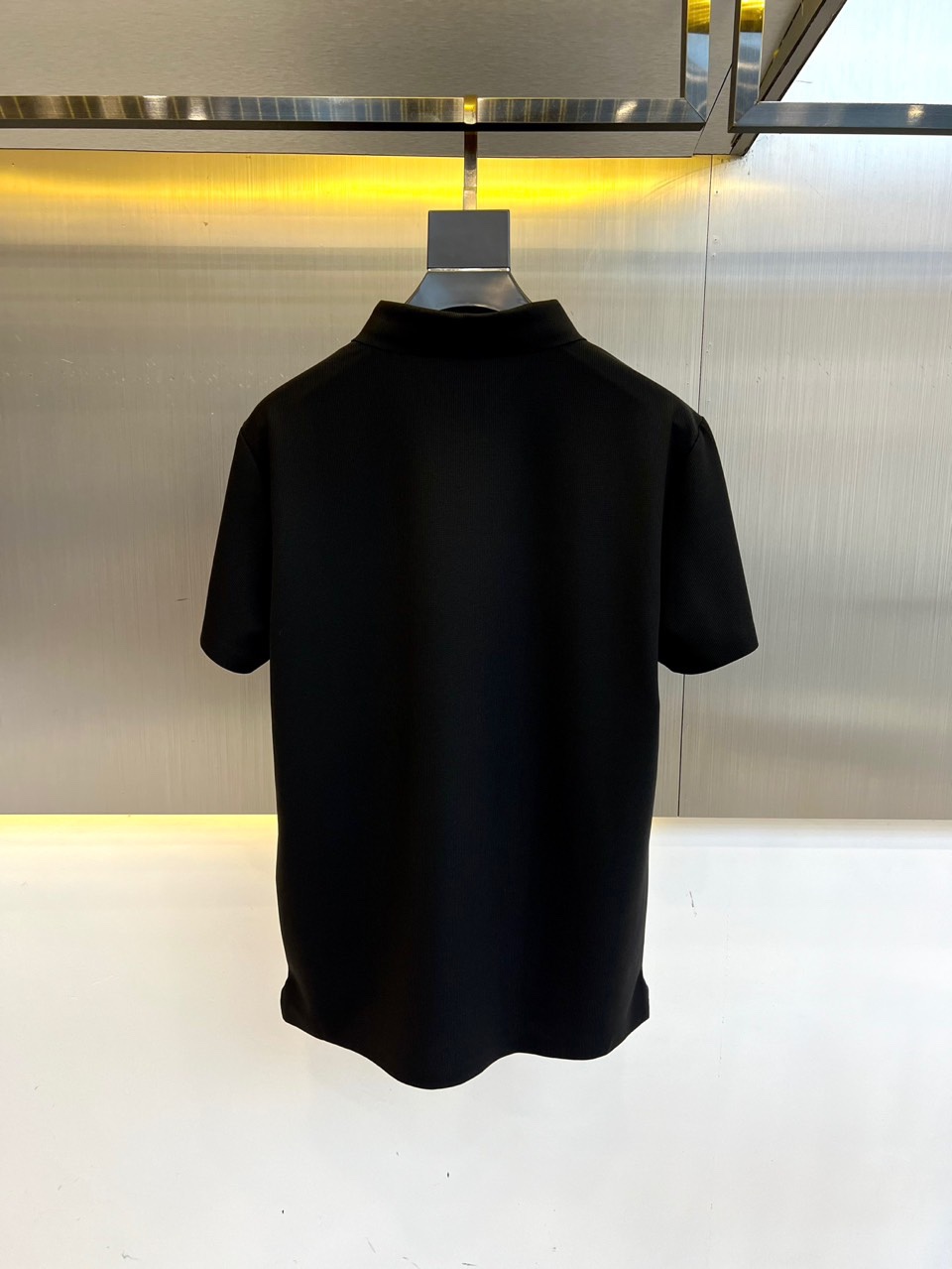 
芬迪、2025春夏新款男士翻领套头短袖针织衫修身休闲T恤。定制面料、透气舒爽、经过特殊浇洗工艺处理，手