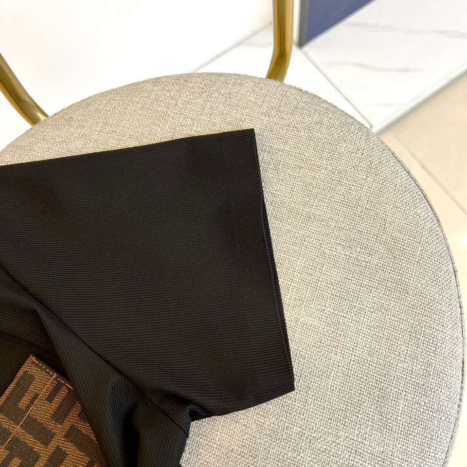 
芬迪、2025春夏新款男士翻领套头短袖针织衫修身休闲T恤。定制面料、透气舒爽、经过特殊浇洗工艺处理，手