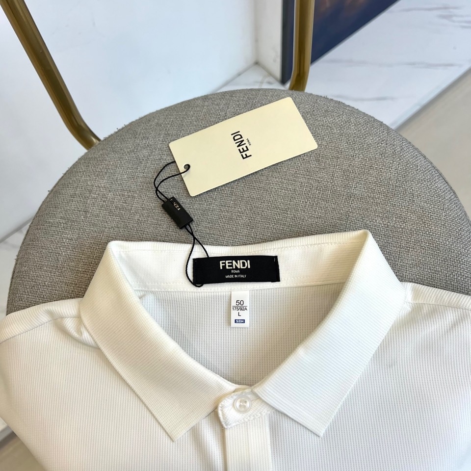 
芬迪、2025春夏新款男士翻领套头短袖针织衫修身休闲T恤。定制面料、透气舒爽、经过特殊浇洗工艺处理，手