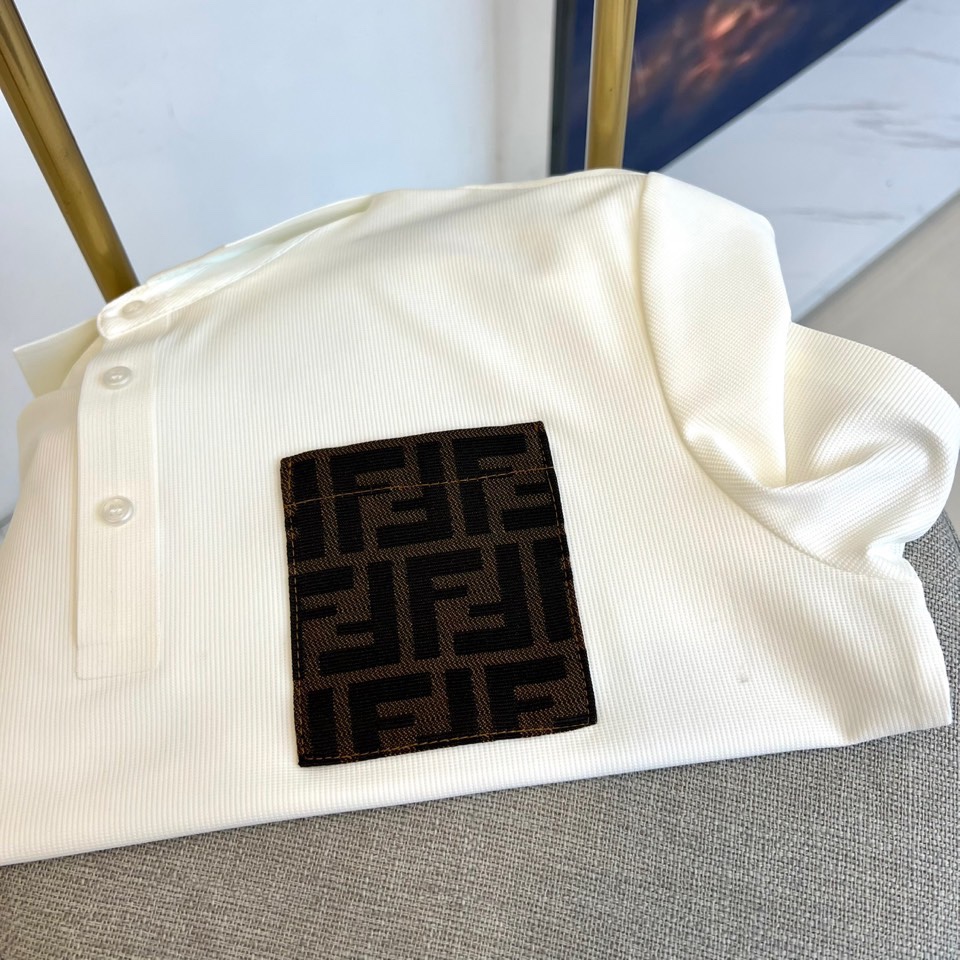 
芬迪、2025春夏新款男士翻领套头短袖针织衫修身休闲T恤。定制面料、透气舒爽、经过特殊浇洗工艺处理，手