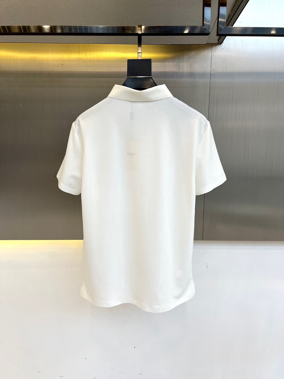 
芬迪、2025春夏新款男士翻领套头短袖针织衫修身休闲T恤。定制面料、透气舒爽、经过特殊浇洗工艺处理，手