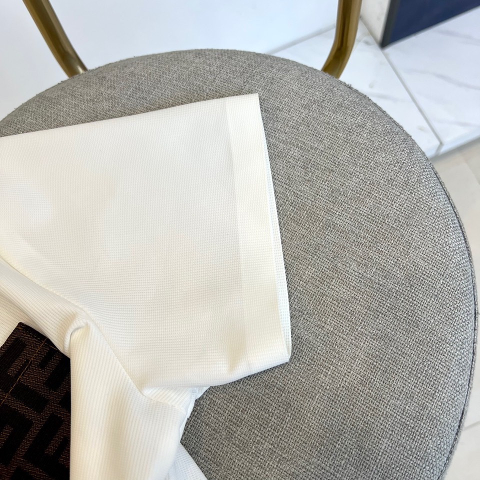 
芬迪、2025春夏新款男士翻领套头短袖针织衫修身休闲T恤。定制面料、透气舒爽、经过特殊浇洗工艺处理，手