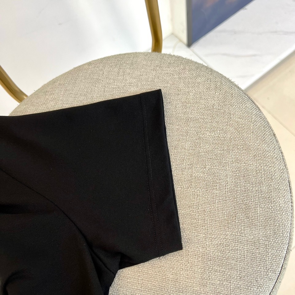 
巴宝莉、2025s经典标志性Logo点缀元素 经典时尚翻领 Polo衫短袖 ，贸易公司渠道订单，简约大