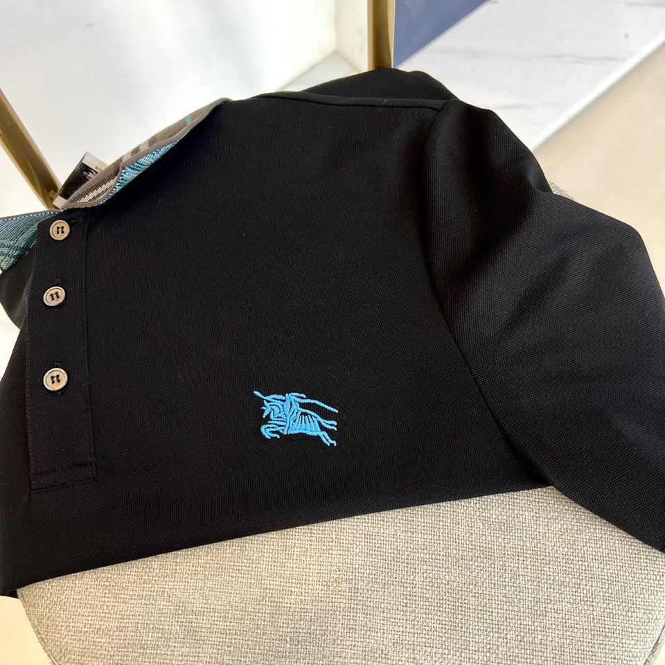 
巴宝莉、2025s经典标志性Logo点缀元素 经典时尚翻领 Polo衫短袖 ，贸易公司渠道订单，简约大