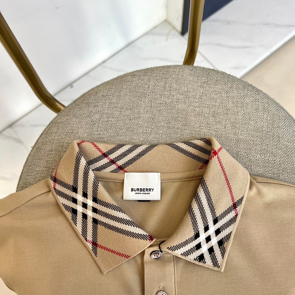 
巴宝莉、2025s经典标志性Logo点缀元素 经典时尚翻领 Polo衫短袖 ，贸易公司渠道订单，简约大