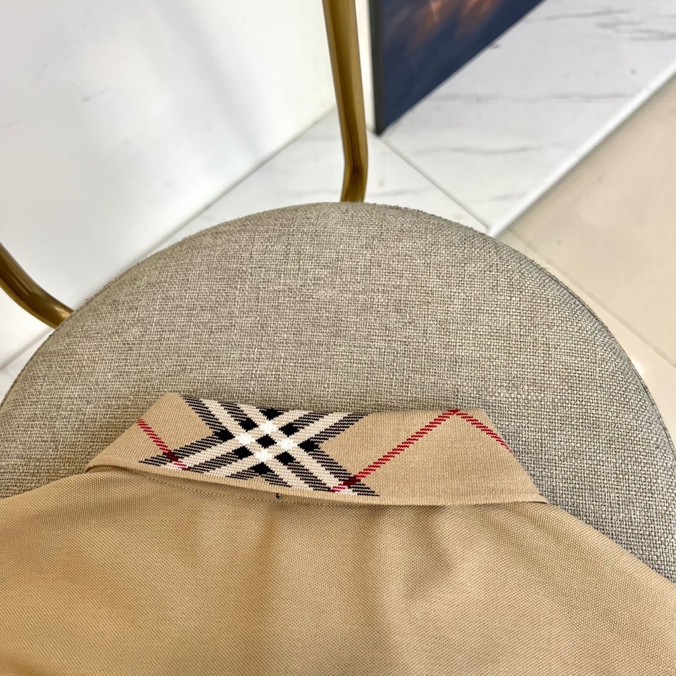 
巴宝莉、2025s经典标志性Logo点缀元素 经典时尚翻领 Polo衫短袖 ，贸易公司渠道订单，简约大