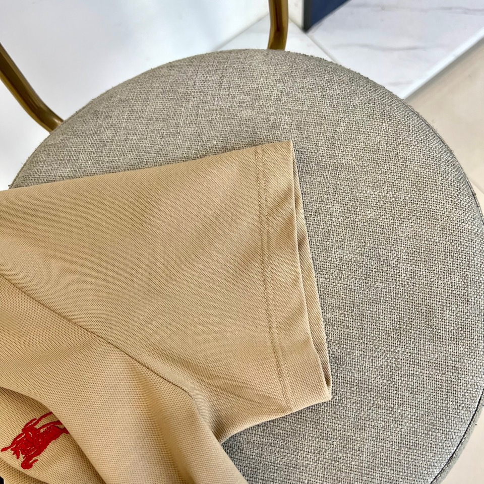 
巴宝莉、2025s经典标志性Logo点缀元素 经典时尚翻领 Polo衫短袖 ，贸易公司渠道订单，简约大