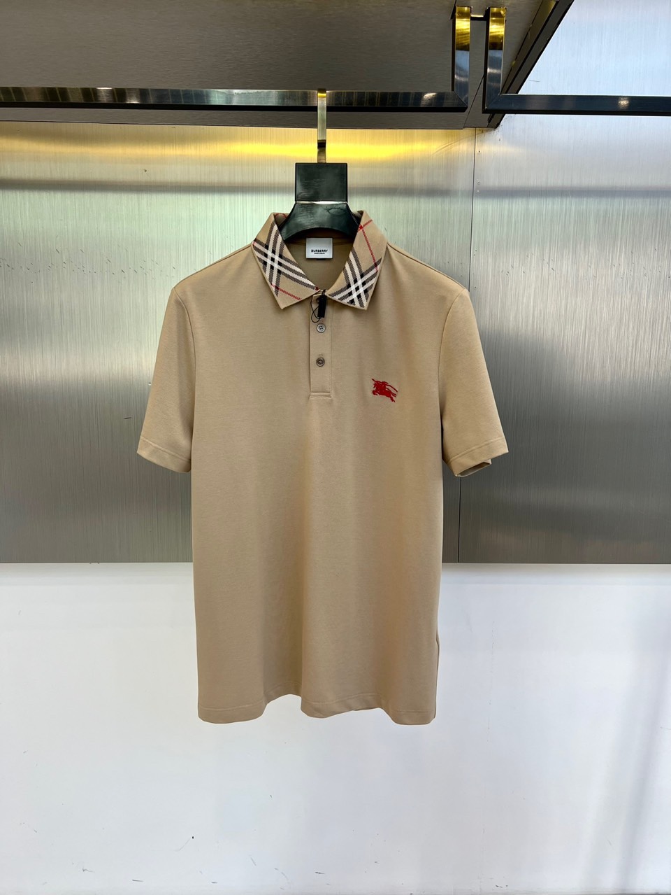 
巴宝莉、2025s经典标志性Logo点缀元素 经典时尚翻领 Polo衫短袖 ，贸易公司渠道订单，简约大