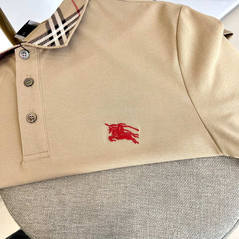 
巴宝莉、2025s经典标志性Logo点缀元素 经典时尚翻领 Polo衫短袖 ，贸易公司渠道订单，简约大