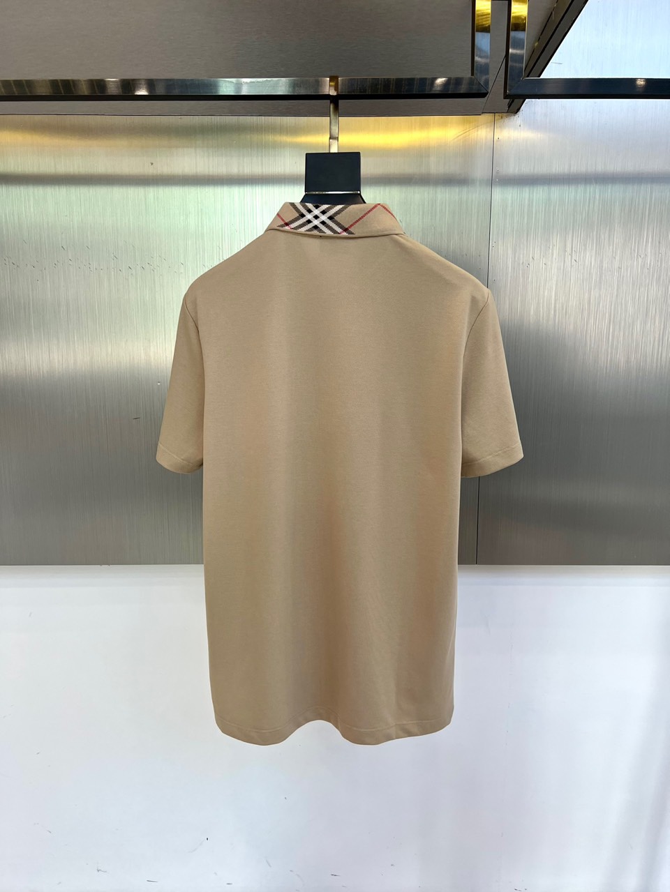 
巴宝莉、2025s经典标志性Logo点缀元素 经典时尚翻领 Polo衫短袖 ，贸易公司渠道订单，简约大