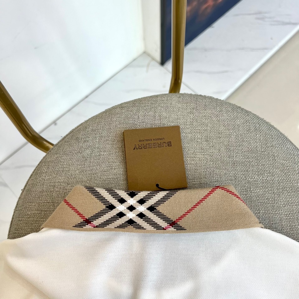 
巴宝莉、2025s经典标志性Logo点缀元素 经典时尚翻领 Polo衫短袖 ，贸易公司渠道订单，简约大