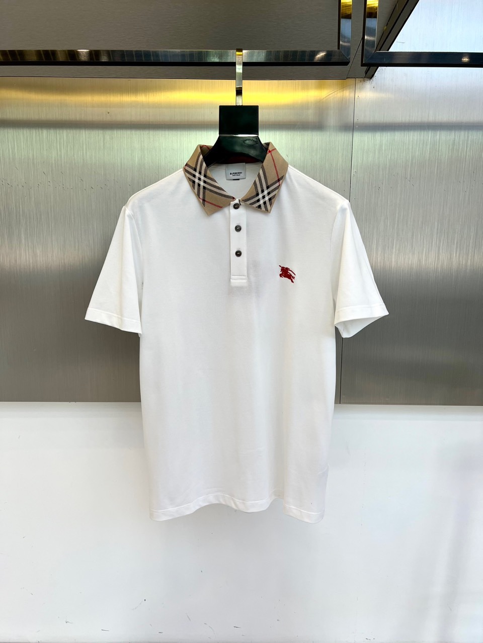 
巴宝莉、2025s经典标志性Logo点缀元素 经典时尚翻领 Polo衫短袖 ，贸易公司渠道订单，简约大