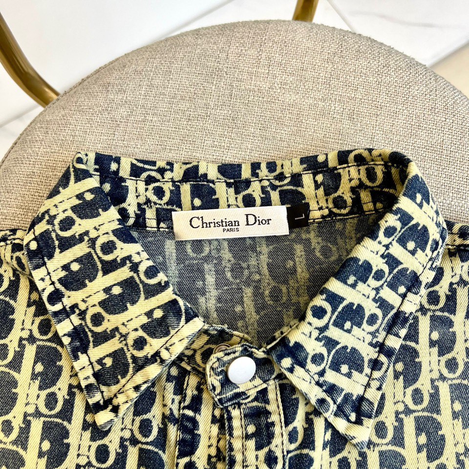 
Dior、2025、夏季牛仔短袖翻领外套、定制洗水牛仔面料、绝佳版型、内搭白色短袖T恤、非常的干练、在