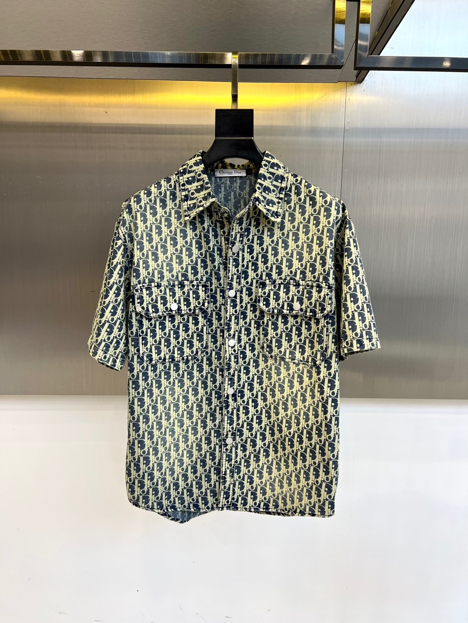 
Dior、2025、夏季牛仔短袖翻领外套、定制洗水牛仔面料、绝佳版型、内搭白色短袖T恤、非常的干练、在