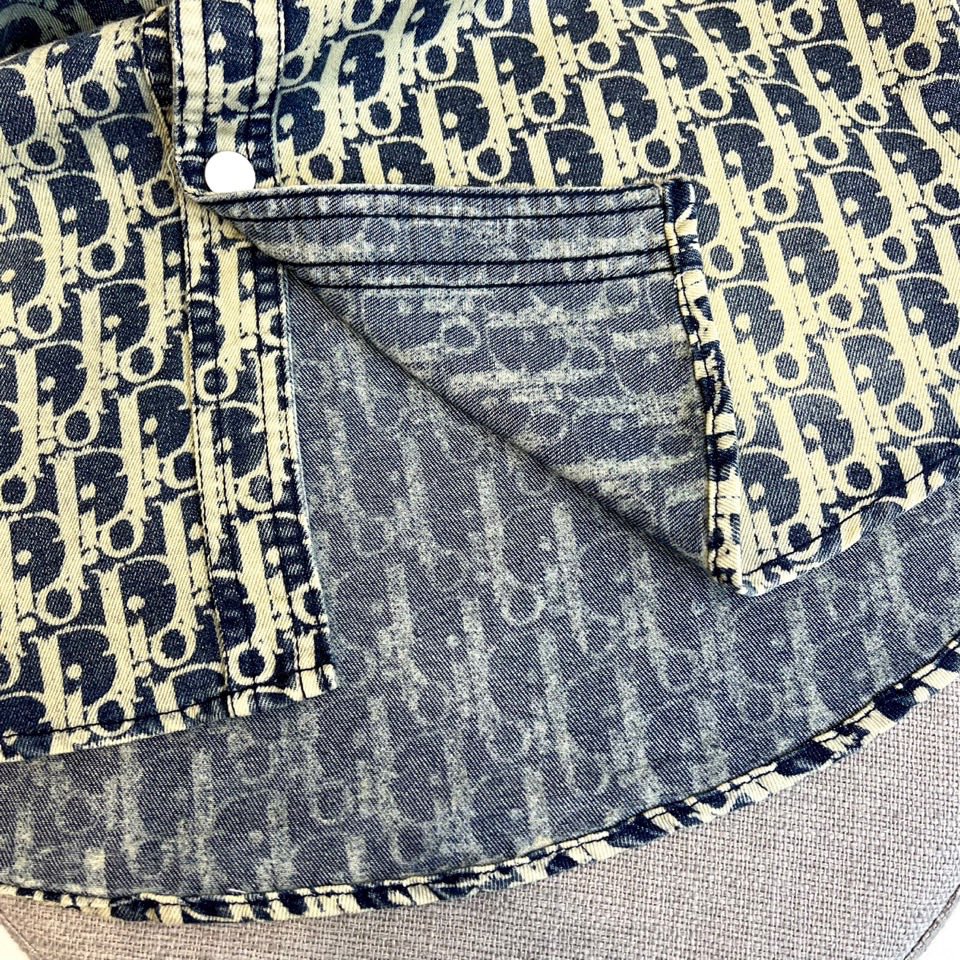 
Dior、2025、夏季牛仔短袖翻领外套、定制洗水牛仔面料、绝佳版型、内搭白色短袖T恤、非常的干练、在