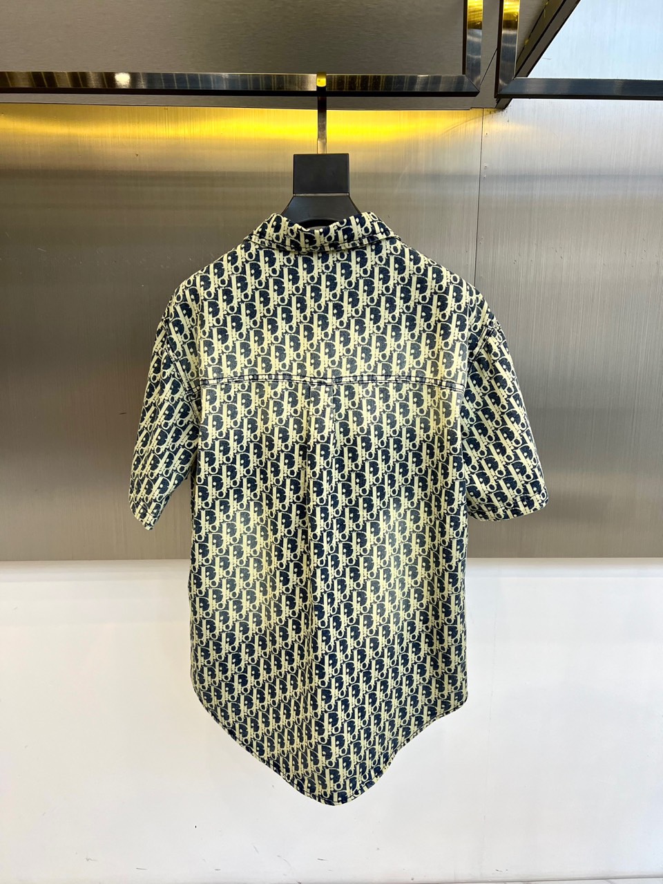 
Dior、2025、夏季牛仔短袖翻领外套、定制洗水牛仔面料、绝佳版型、内搭白色短袖T恤、非常的干练、在