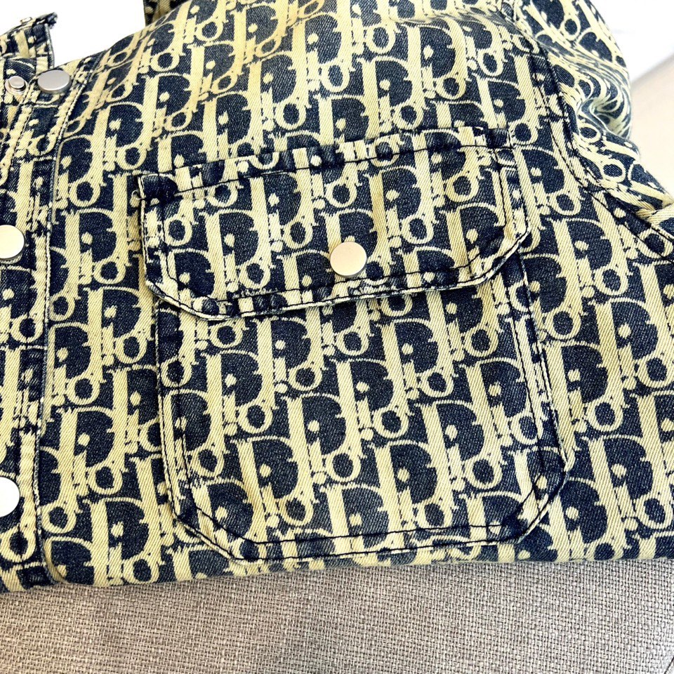 
Dior、2025、夏季牛仔短袖翻领外套、定制洗水牛仔面料、绝佳版型、内搭白色短袖T恤、非常的干练、在