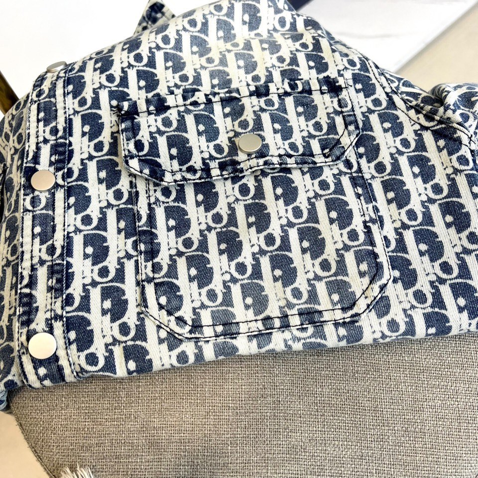 
Dior、2025、夏季牛仔短袖翻领外套、定制洗水牛仔面料、绝佳版型、内搭白色短袖T恤、非常的干练、在