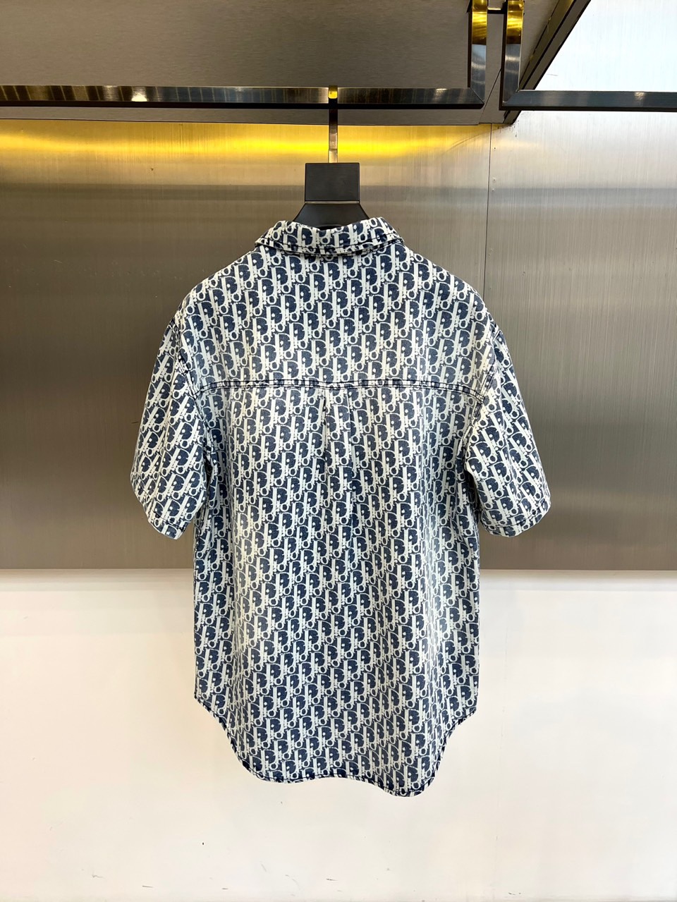 
Dior、2025、夏季牛仔短袖翻领外套、定制洗水牛仔面料、绝佳版型、内搭白色短袖T恤、非常的干练、在