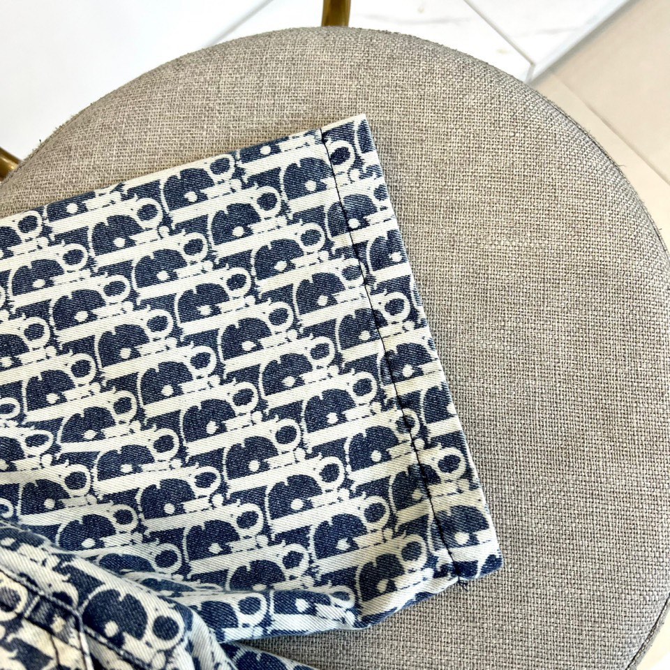 
Dior、2025、夏季牛仔短袖翻领外套、定制洗水牛仔面料、绝佳版型、内搭白色短袖T恤、非常的干练、在