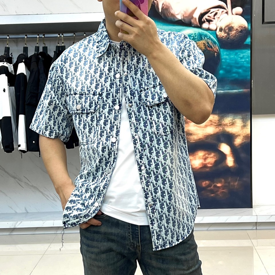 
Dior、2025、夏季牛仔短袖翻领外套、定制洗水牛仔面料、绝佳版型、内搭白色短袖T恤、非常的干练、在