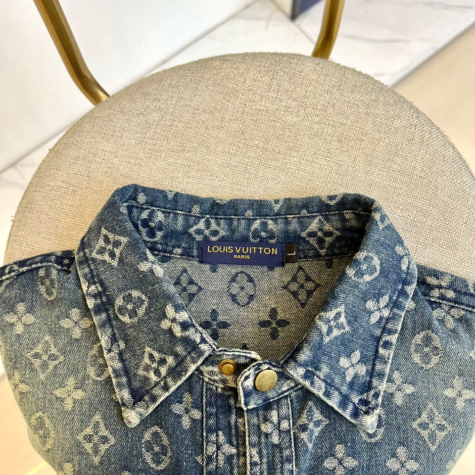 
1v威登、2025早秋新品男装牛仔外套，进口yb面料，质感挺阔，手感顺滑，采用顺滑质感构筑雅致运动廓形