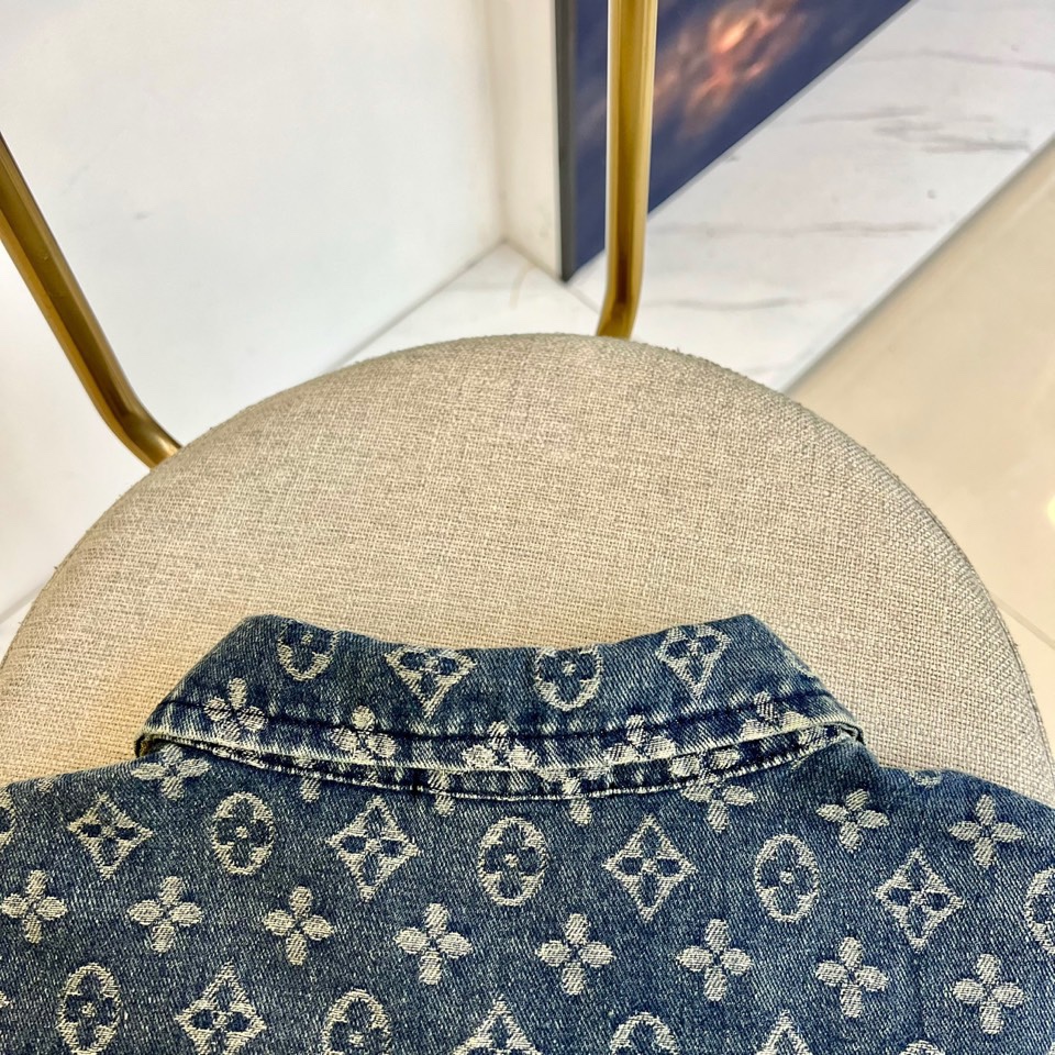 
1v威登、2025早秋新品男装牛仔外套，进口yb面料，质感挺阔，手感顺滑，采用顺滑质感构筑雅致运动廓形