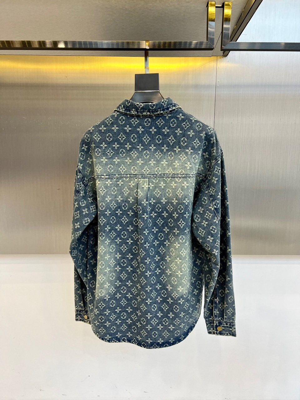 
1v威登、2025早秋新品男装牛仔外套，进口yb面料，质感挺阔，手感顺滑，采用顺滑质感构筑雅致运动廓形