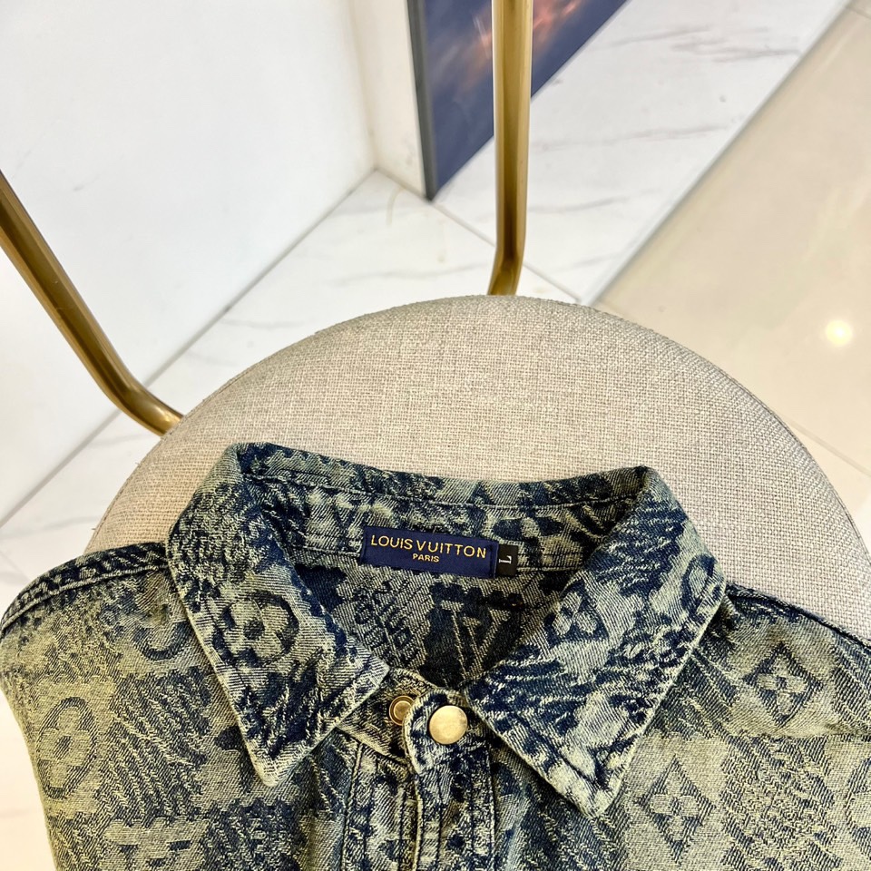 
1v威登、2025早秋新品男装牛仔外套，进口yb面料，质感挺阔，手感顺滑，采用顺滑质感构筑雅致运动廓形