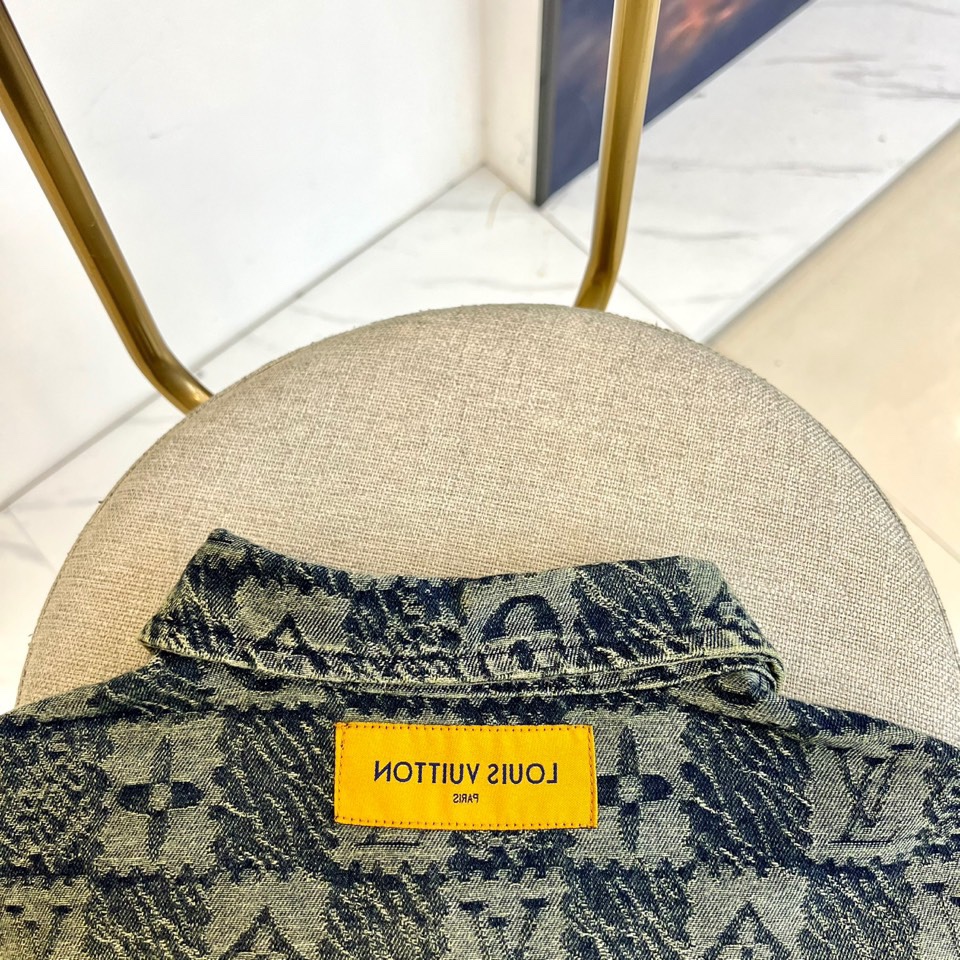 
1v威登、2025早秋新品男装牛仔外套，进口yb面料，质感挺阔，手感顺滑，采用顺滑质感构筑雅致运动廓形