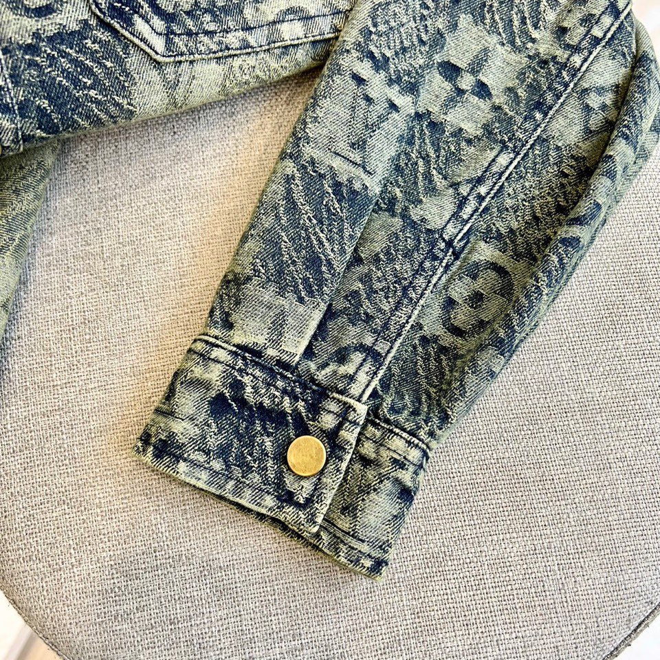 
1v威登、2025早秋新品男装牛仔外套，进口yb面料，质感挺阔，手感顺滑，采用顺滑质感构筑雅致运动廓形