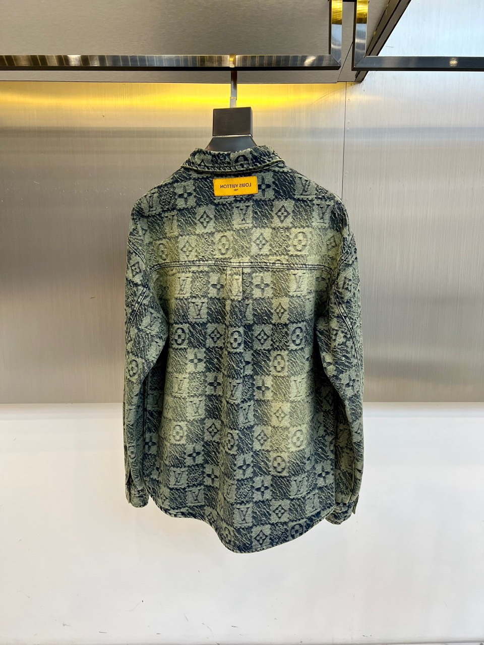 
1v威登、2025早秋新品男装牛仔外套，进口yb面料，质感挺阔，手感顺滑，采用顺滑质感构筑雅致运动廓形