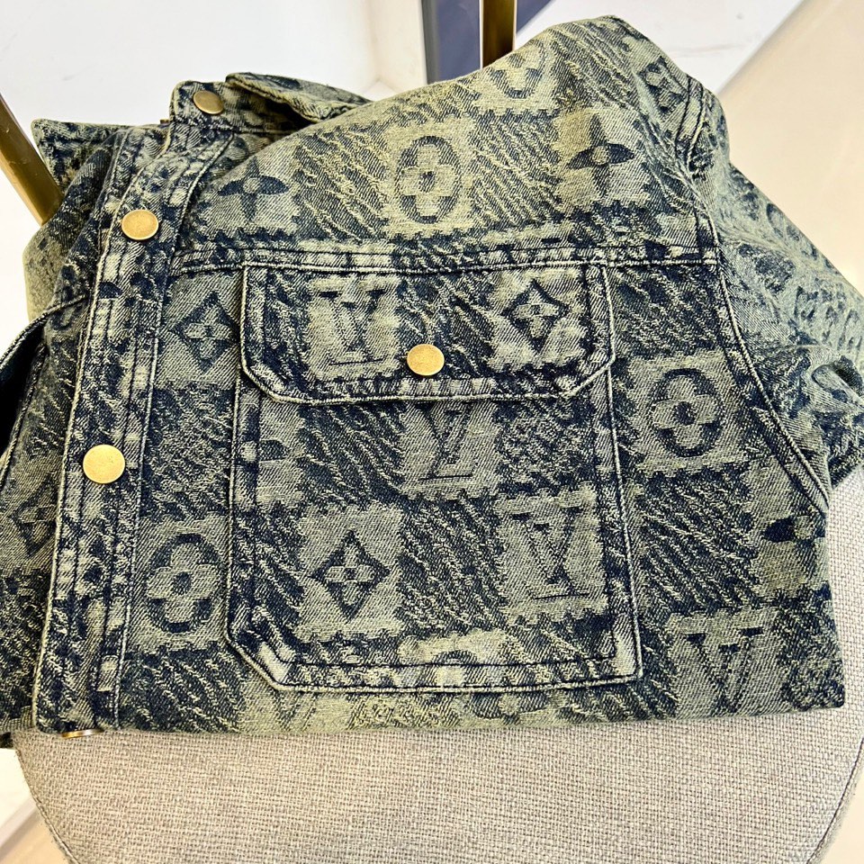 
1v威登、2025早秋新品男装牛仔外套，进口yb面料，质感挺阔，手感顺滑，采用顺滑质感构筑雅致运动廓形