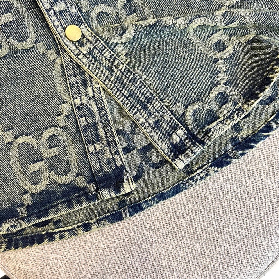 
Gucci、2025早秋新品男装牛仔外套，进口yb面料，质感挺阔，手感顺滑，采用顺滑质感构筑雅致运动廓