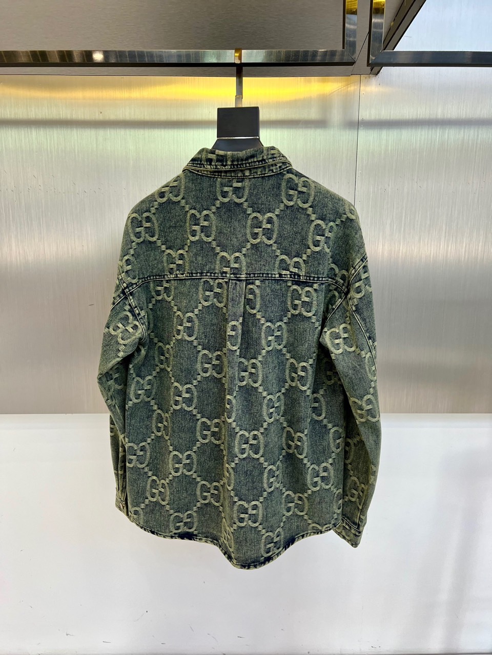 
Gucci、2025早秋新品男装牛仔外套，进口yb面料，质感挺阔，手感顺滑，采用顺滑质感构筑雅致运动廓