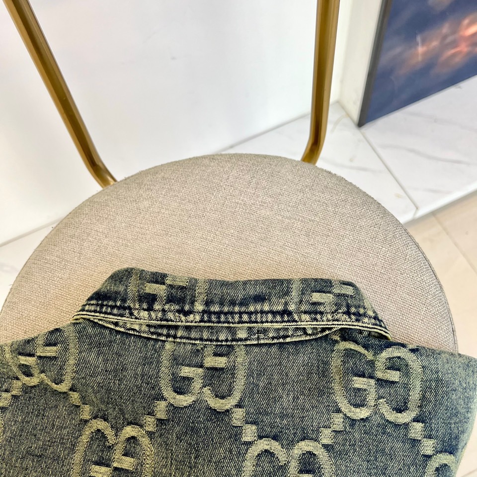 
Gucci、2025早秋新品男装牛仔外套，进口yb面料，质感挺阔，手感顺滑，采用顺滑质感构筑雅致运动廓